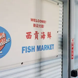 Parking in back with an entrance. Parking on street in front too. But parking in back, easier access.