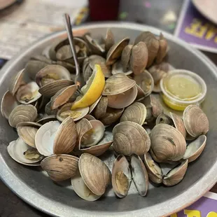 Steamed clams with garlic butter. So tender !!