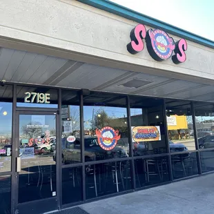 the outside of a restaurant