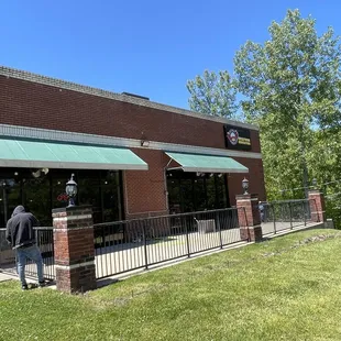 the outside of a restaurant
