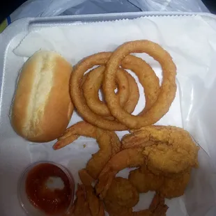 Shrimp platter w/onion rings