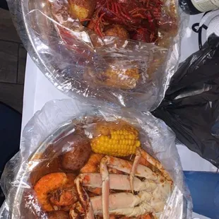 Combo B (snow crab and head on shrimp) and 1lb of crawfish. Medium spice with the tango tango sauce ( a combo of the 3 sauces together)