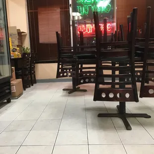 Tables with chairs because it closes at 10, not 10:30.  And there&apos;s no heat