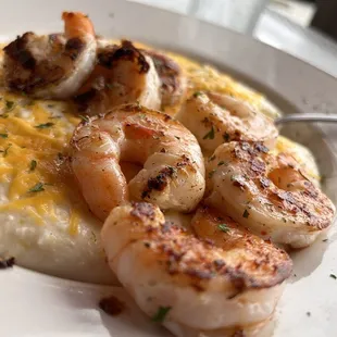 a plate of shrimp and grits