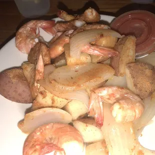 Steamed shrimp with onions and potatoes