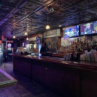 Secret spot! Best place for raw or steamed seafood.