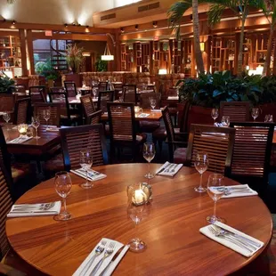 Seasons 52 is a wine bar &amp; grill that offers fresh, seasonal restaurant dishes served in a casual and sophisticated atmosphere.