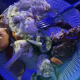 Meatloaf, mashed potatoes and seasoned vegetables