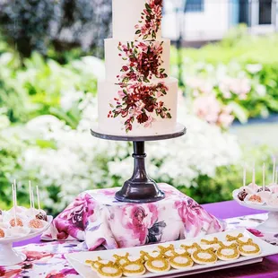 Elaborate 3 Tiered Wedding Cake (serves 100)