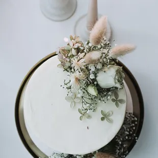 winter wedding cutting cake