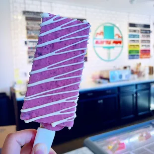 Strawberries and cream popsicle with white chocolate drizzle  IG: @fooddeclassified