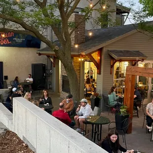 June 29, 2024, Linden Hills, Minneapolis - A lovely summer&apos;s evening to enjoy an ice cream on Sebastian Joe&apos;s patio