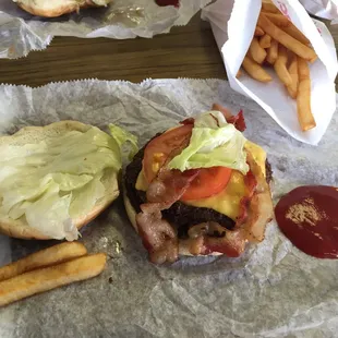 DELUXE BABY! Bacon, tomater, lettuce, cheese, 100% AMERICAN