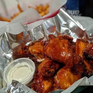 HUGE wings..... Great flavor!