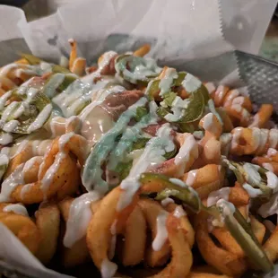 Curly fry nachos