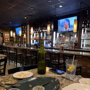 Great spot here in Newport News VA. We ordered the fried green tomatoes, cornbread, Mediterranean veggie burger