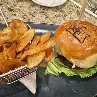 Cheeseburger with chips