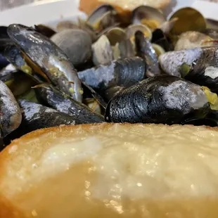 One pound of 1/2 steamer clams, 1/2 steamed mussels with garlic bread