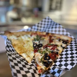 Slice of white pizza and veggie pizza @veefoodlife