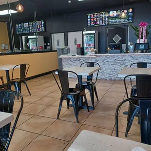the inside of a fast food restaurant