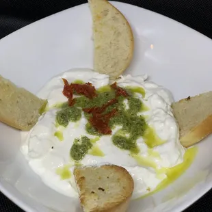 Stracciatella con pesto y white truffle oil