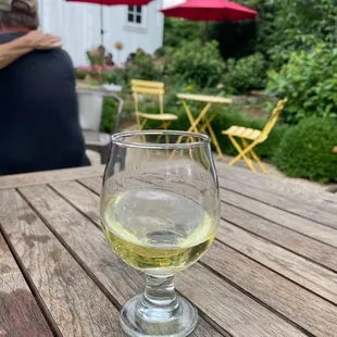 A glass of Jacks Peach Cider