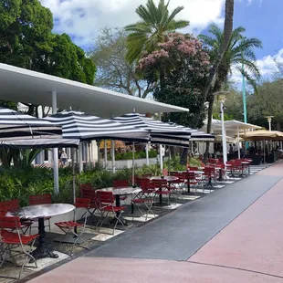 Outside seating on Lincoln Road.