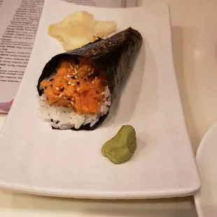 Spicy tuna handroll