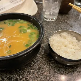 shows a bowl of soup and a bowl of rice