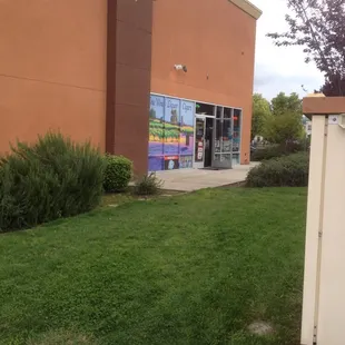 the outside of a liquor store