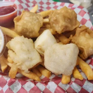 Fish and Chips Sundays is funally here, pro-tip: you can aways order half and half basket