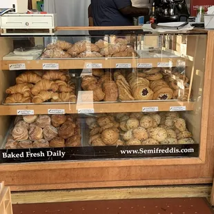 Made it to the bakery! And there's a cute gamers market next door. Sure does make the trip worthwhile