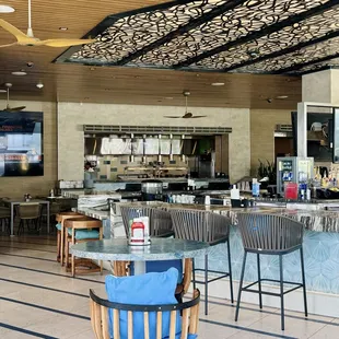 Pool bar &amp; restaurant