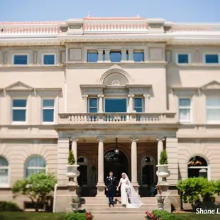 Bride and Groom outside Semple Mansion