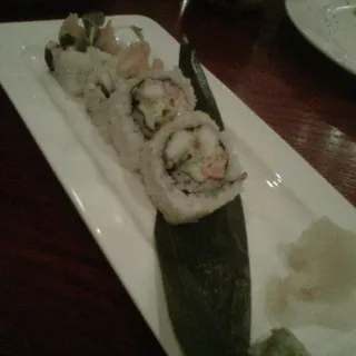 Spicy Calamari Tempura Roll (Cut)