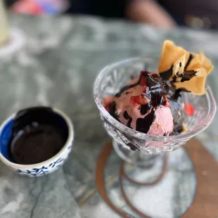 Strawberry ice cream with fudge topping