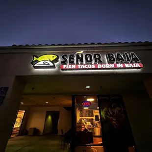 the front of a restaurant at night