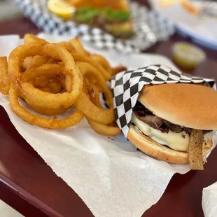 El cinco burger with onion rings