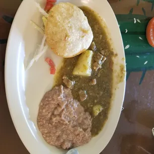 Entomatado Verde, frijoles y una gordita