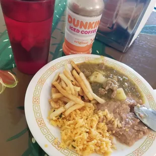 Entomatado Verde con papitas fritas, arroz y frijoles.  Una agua y a lado cafe frio