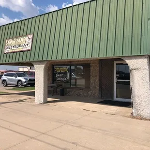 the outside of a restaurant