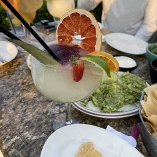 a margarita with a slice of grapefruit