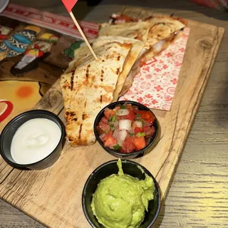 Quesadilla w. Pulled Chicken