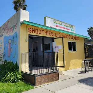 the outside of a smoothie shop