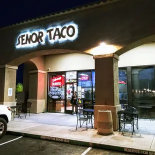 the front of a restaurant at night