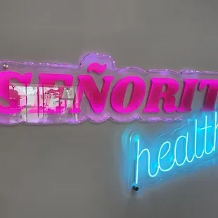 a neon sign that reads senorita healthy