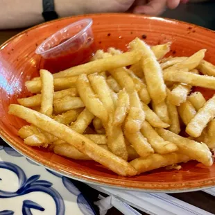 French fries are not on the menu, but if you ask for them they will bring them :)