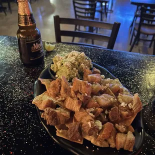 Guacamole con Chicharron. Perfectly fried cubes, chips amazing, guacamole super fresh!