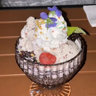 Coconut ice cream and black sticky rice