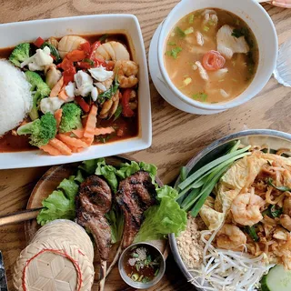 Pad Thai Gai**